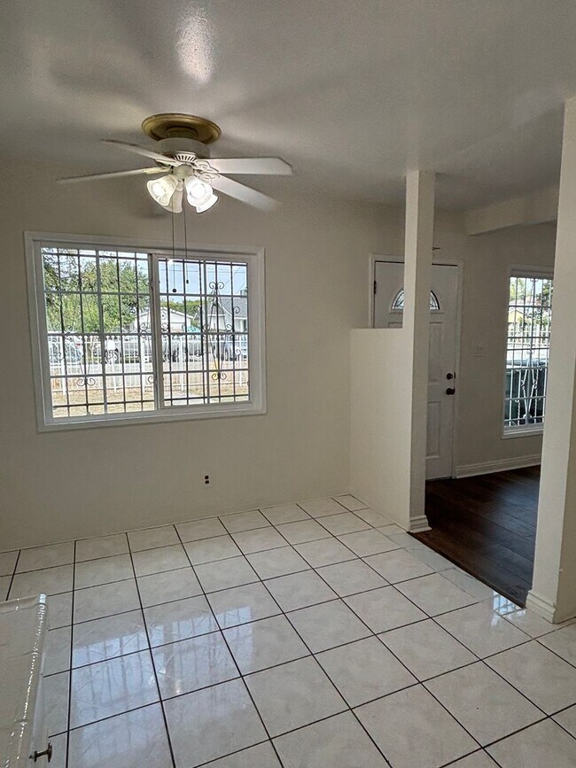 Building Photo - Spacious 3 bedroom available now!