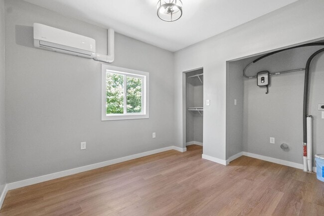Building Photo - OWNER  PAYS UITLITES!!!