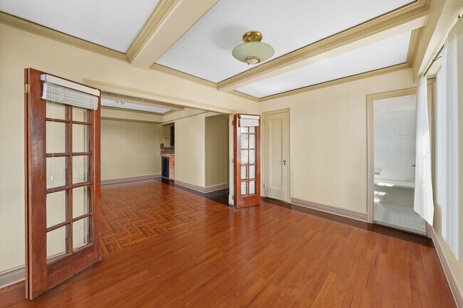 Building Photo - 320 E 42nd St
