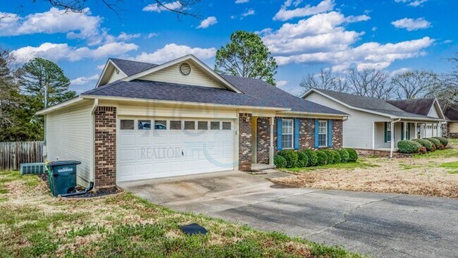 Building Photo - Available in Early August Attn: Pilots! 3BR 2BA Crashpad!