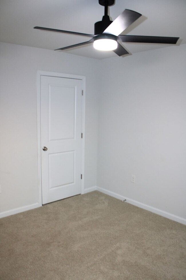 Building Photo - 3 Bedroom 2 .5 Bath Townhome Hephzibah!