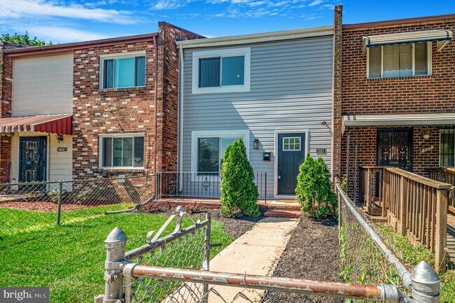 Building Photo - 1325 Barnaby Terrace SE