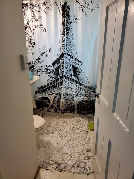 Bathroom - 2725 Myrtle St