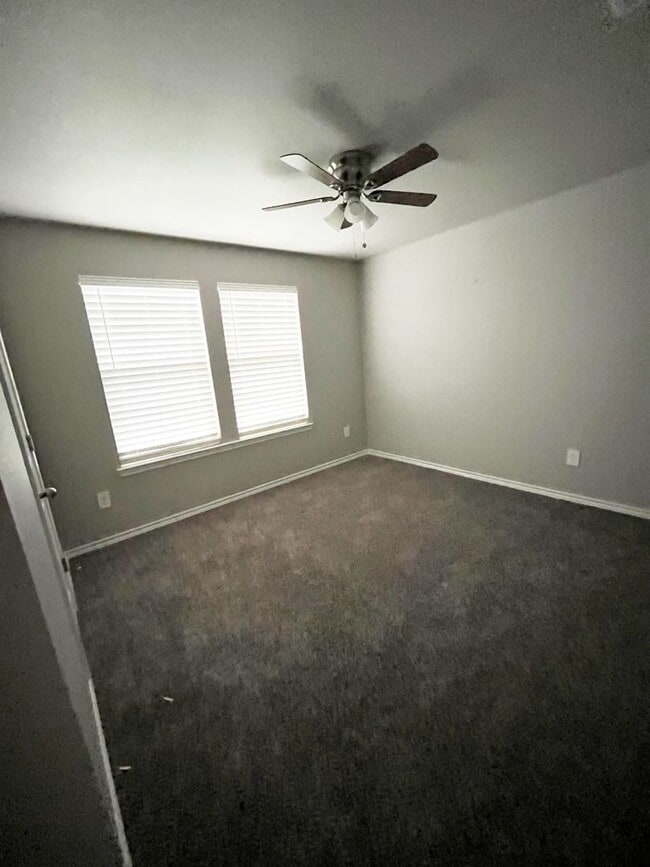 Building Photo - Half off deposit for OCTOBER