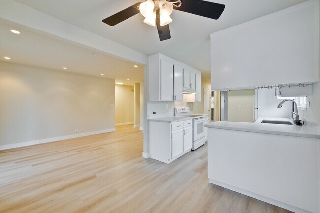 Building Photo - Refreshed 2/2 Second Floor Campbell Condominium in Great Location! Attached Garage & Additional S...