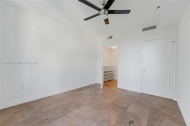 Building Photo - 19900 E Country Club Dr