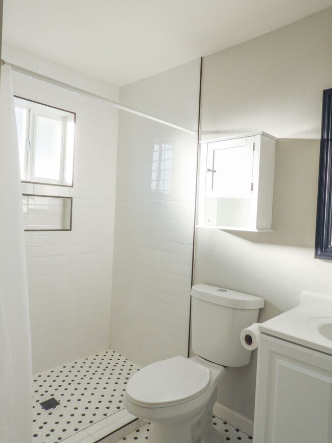 Building Photo - Close to Downtown 3 Bed 2 Bath with Fenced Backyard