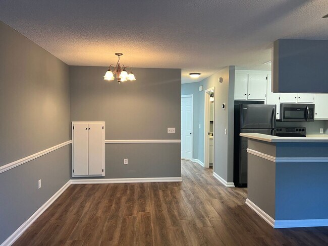 Building Photo - Available NOW  - 117 N. Springview