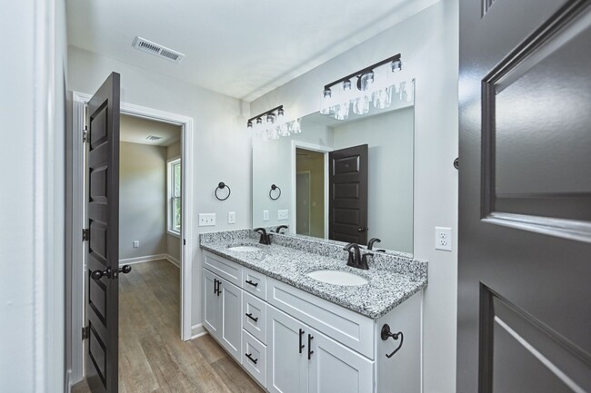 Building Photo - Like New and Move In Ready!