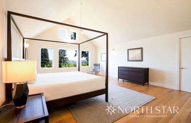Building Photo - Stunning Views Close in NW Portland