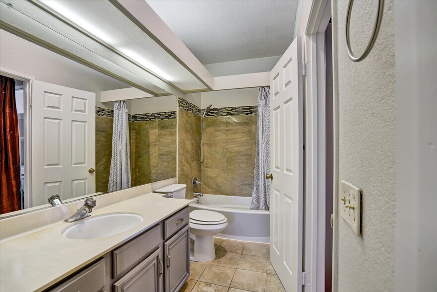 Building Photo - 3402 Pinewood Terrace