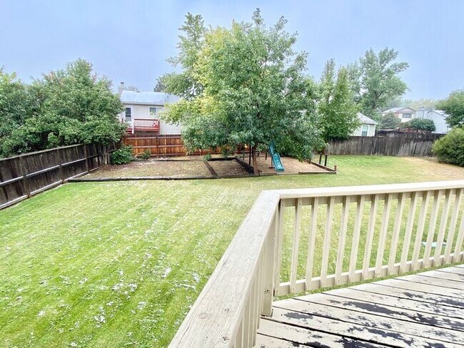 Building Photo - Large 4 Bedroom/2 Bath Bi-Level Home with ...