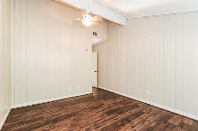 Building Photo - 2 Lakeway St