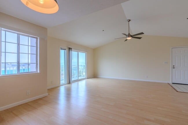 Building Photo - 1024 San Luis Cir