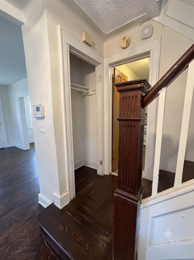 Building Photo - 4-Bedroom, 1-Bathroom Residence w/ Washer and Dryer