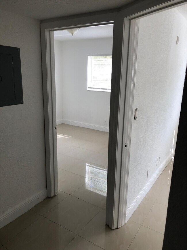 Building Photo - 110 SE 2nd St