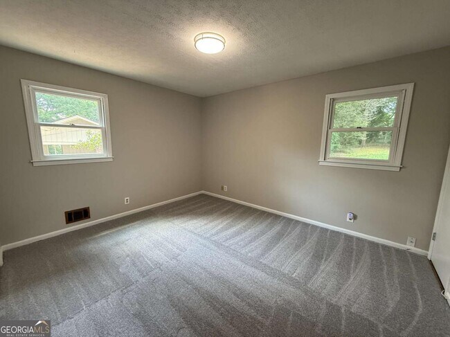 Building Photo - 3155 Oak Dr