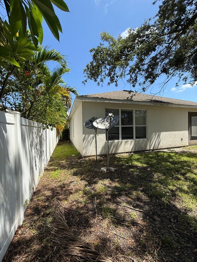 Building Photo - Come View This Amazing 3 Bed 2 Bath Single...