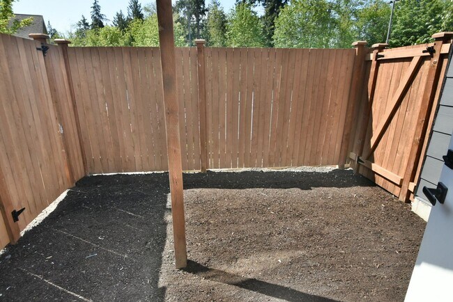 Building Photo - 3bd/2.5ba Lynnwood Townhome