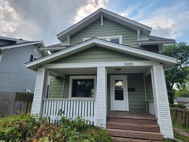 Building Photo - Charming 2 Bedroom House