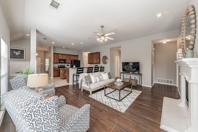 Building Photo - The Best in Texas: 3Bed/2Bath w/Spacious Ensuite