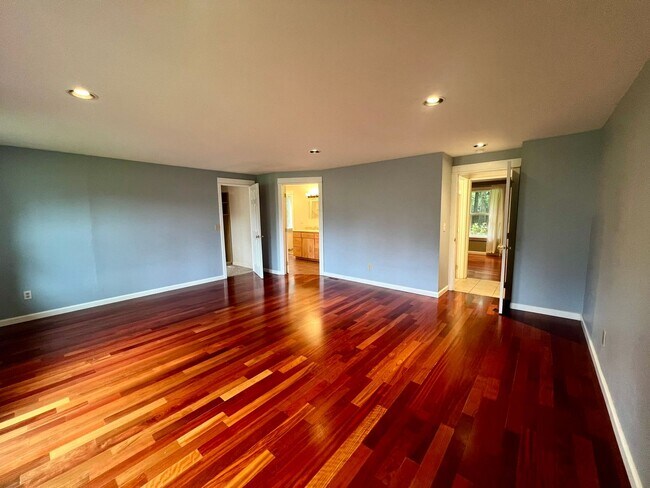 Building Photo - PENDING APPLICATION; Private Westside 3 BD+Den