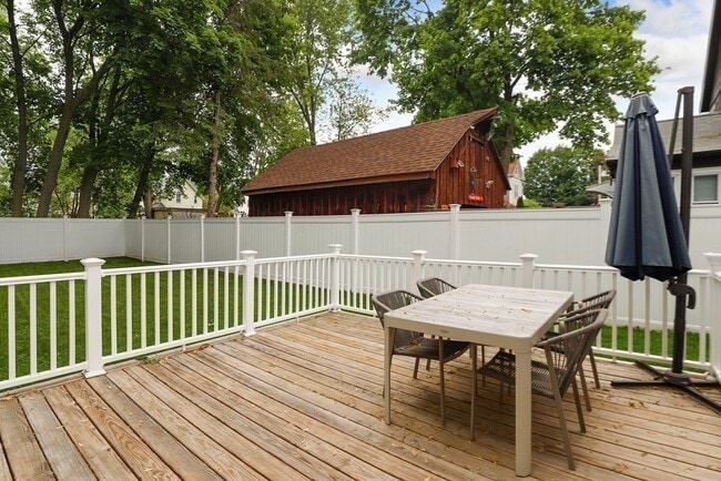 Building Photo - 37 Lindsay St