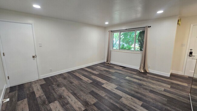 Building Photo - 100 Hunter Lake Dr