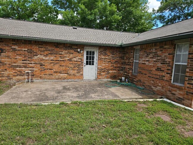 Building Photo - 102 Stubblefield Dr