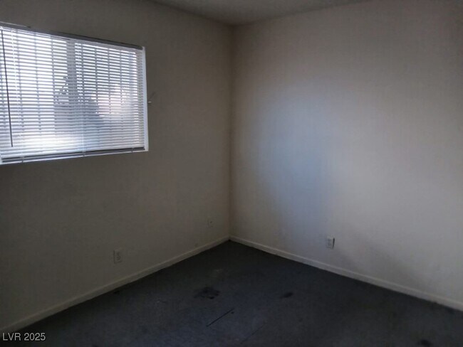 Building Photo - 1400 E Mesquite Ave