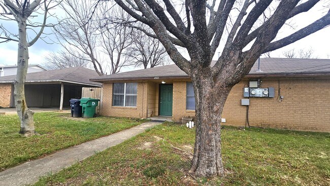 Building Photo - 1002-1002 Mulkey Ln