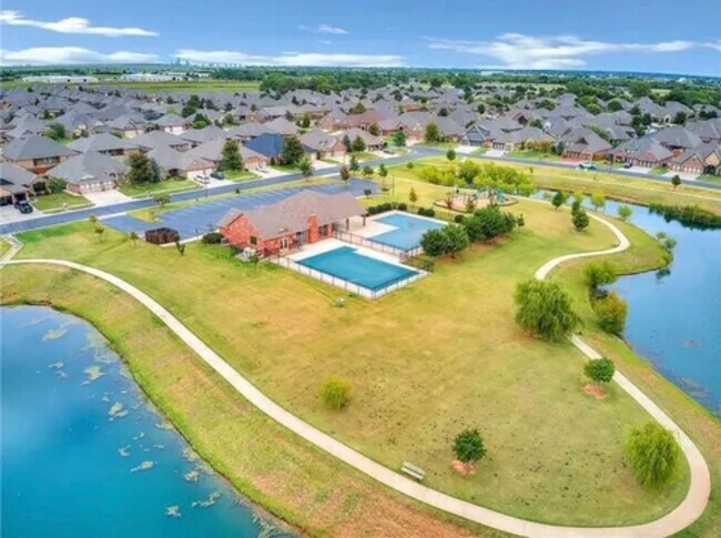 Building Photo - 3 bed plus office, Neighborhood amenities include a neighborhood pond, Pool and playground!