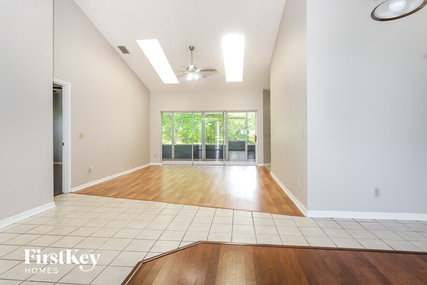 Building Photo - 2050 SE Elmhurst Rd