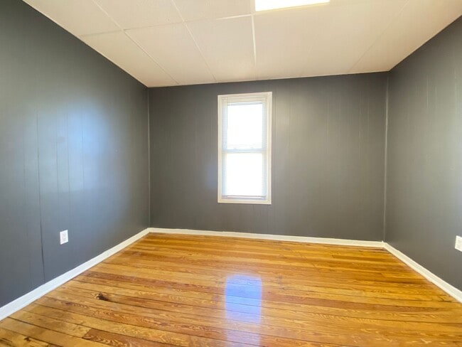 Building Photo - 4 Bedroom Home in Hammond