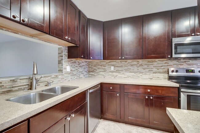 Building Photo - 6960 Golfcrest Dr