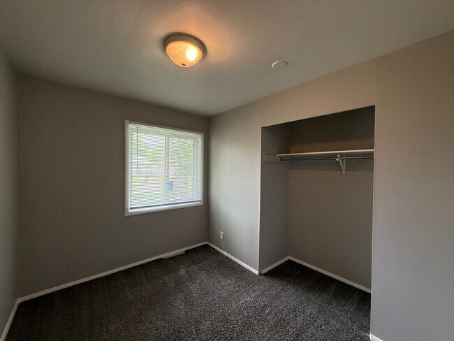 Building Photo - 1619 W Waggoner St