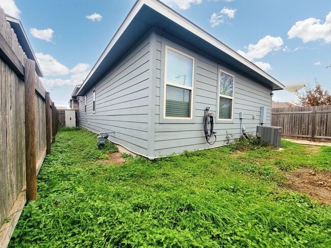 Building Photo - Nice 3/BR 2/BA – Cozy & Comfortable Living