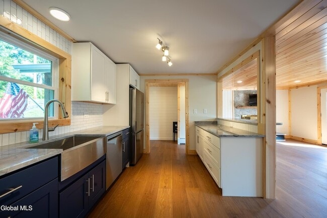 Building Photo - 871 Trout Lake Rd