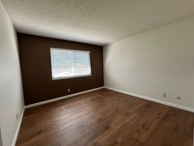 Building Photo - Welcome to this charming 3-bedroom, 2-bath home located in a desirable Oakmont 55+ adult community