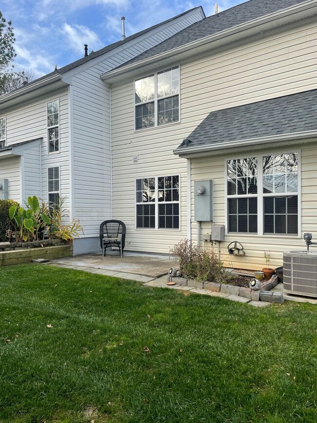 Building Photo - Beautiful Townhome in Ballantyne