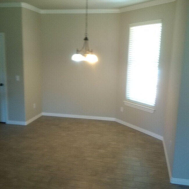 Building Photo - Nice 3 bedroom 2 bath 3 car garage home in East Fayetteville