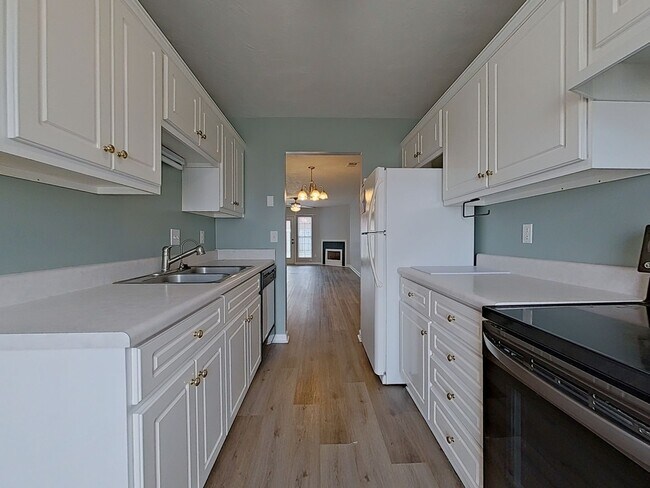 Building Photo - Updated 2 bed-2 bath townhome available NOW