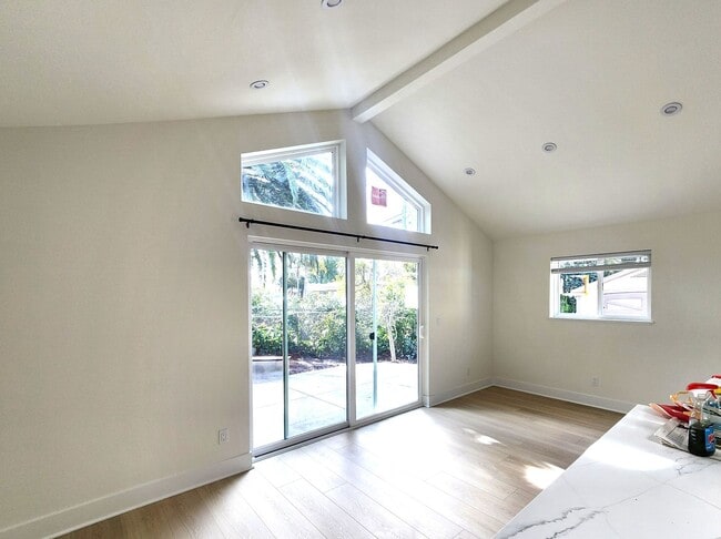 Building Photo - Stunning remodel