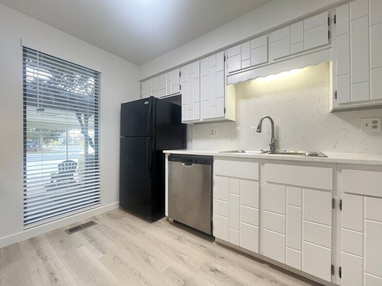 Building Photo - 2004 S Leadville Ave