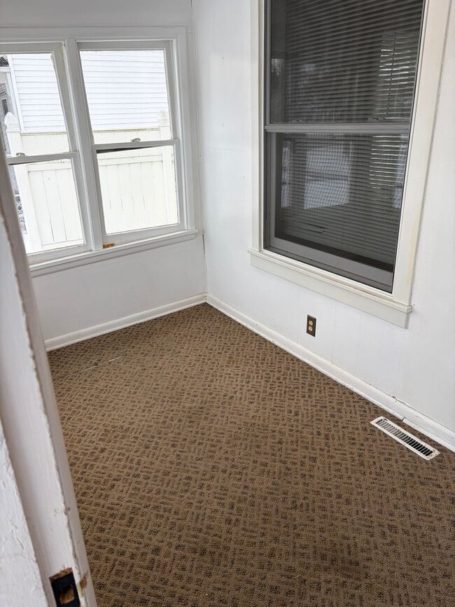 Building Photo - ***RENT SPECIAL*** $300 off rent for the first 2 months*** Charming 2-Bedroom, 1.5-Bath with Gara...