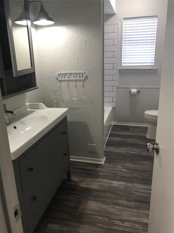 Building Photo - 304 E 6th St