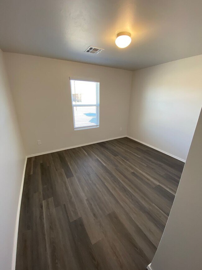 Building Photo - Now Pre-Leasing! Comfortable & Stylish 3-Bed, 2 Bath Home in Yukon