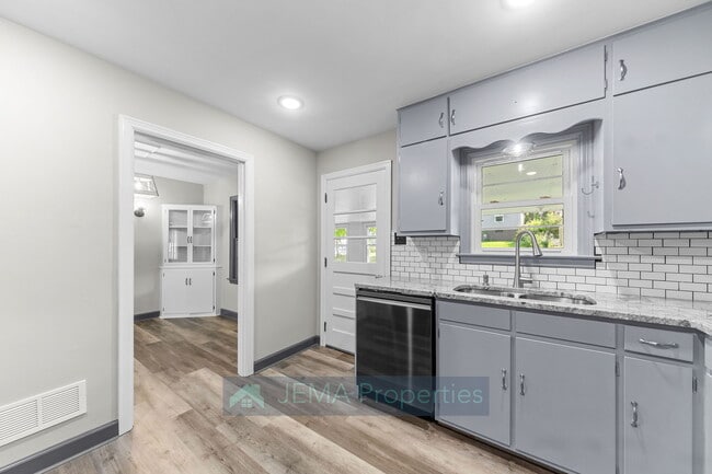 Building Photo - 503 E 8th St