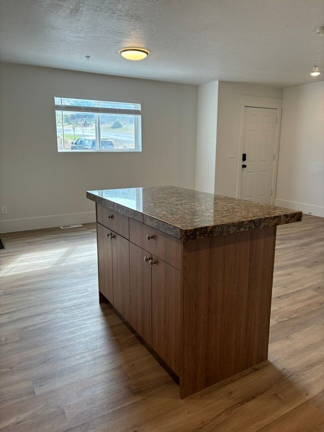 Building Photo - 2 bedroom 2.5 bath townhome