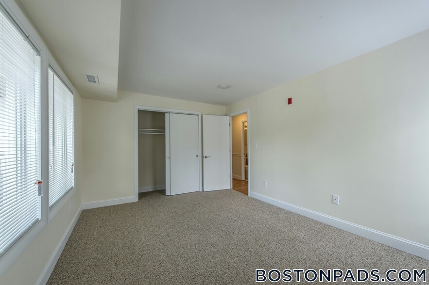 Building Photo - 6 Westgate Dr
